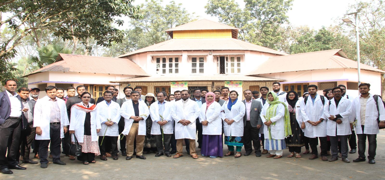 ক্যাম্পসের প্রকাশিত কার্যক্রমের ছবিতে চিকিৎসক ও স্বেচ্ছাসেবকদের দল
